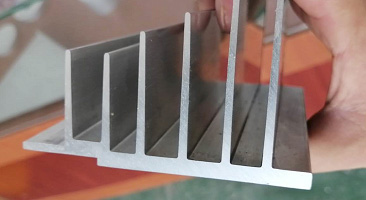 鋁型材鋸切機切割表面為何會出現(xiàn)毛刺？